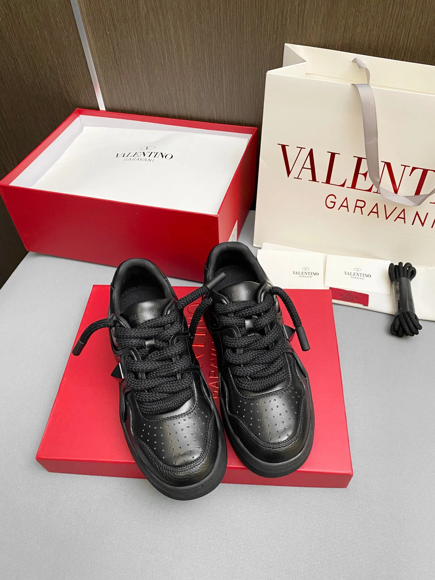 👟👟Ex-factory price 640👟👟 Women's shoes, women's clothing, women's shoes factory 🔺Valentino🔺Valentino New casual shoes 2023 latest model hot style for catwalk couples Thick shoelaces, the same style as Elsa Hosk, Zhang Yixing, Guan Xiaotong and many other stars 🔥 Top version + lasting process, uppers are fully oiled. Fabric: Customized cowhide + cowhide lining with breathable mesh. Outsole: Original molded T👟👟Ex-factory price U thickened outsole. Size for women is 35-40. Men’s is 39-45.